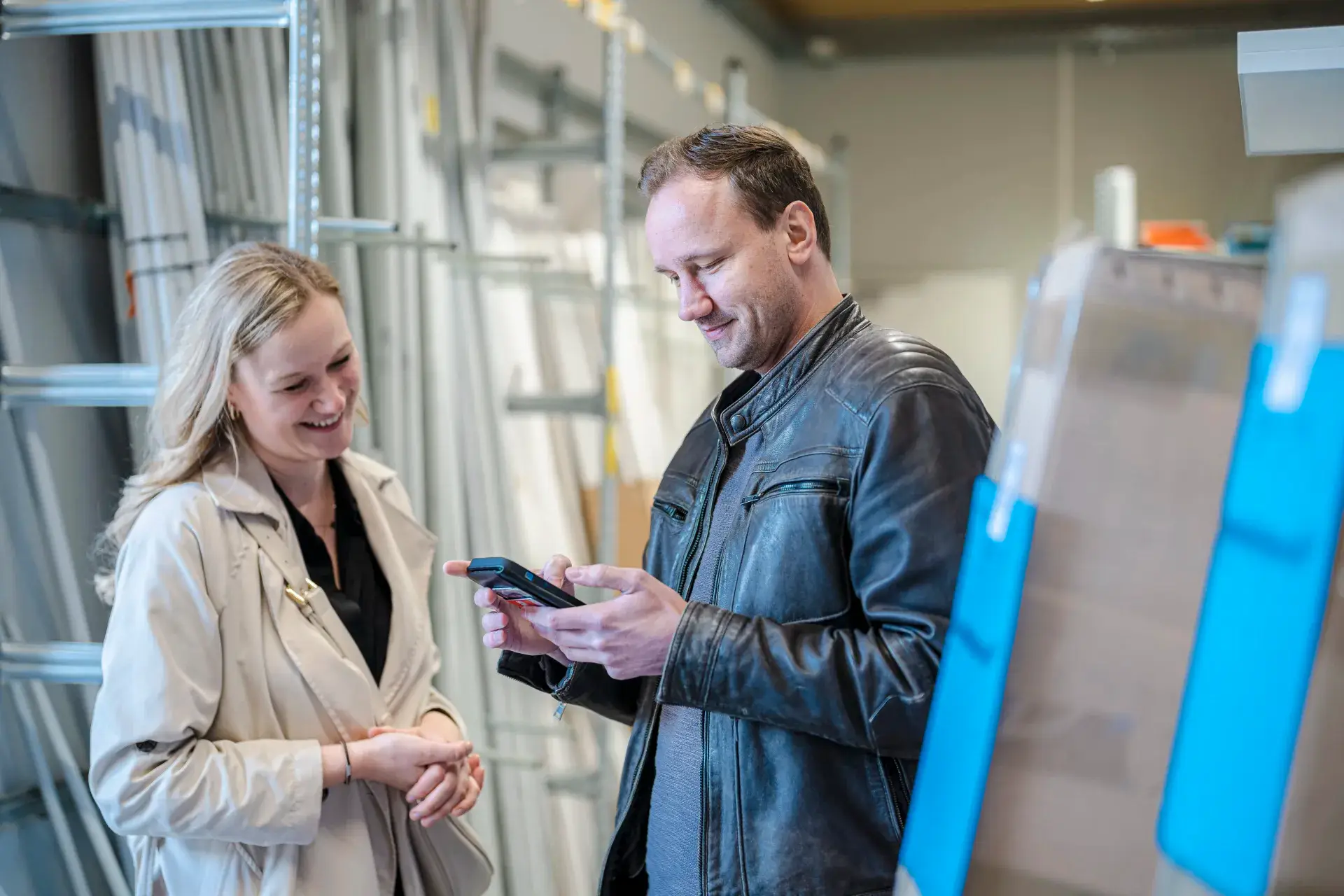 Johannes Gronover und eine Mitarbeiterin der Gronover Consulting besprechen etwas während Johannes auf sein Handy schaut
